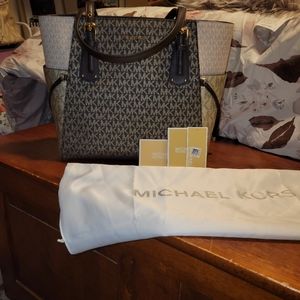 Micheal kors nwt voyager tote